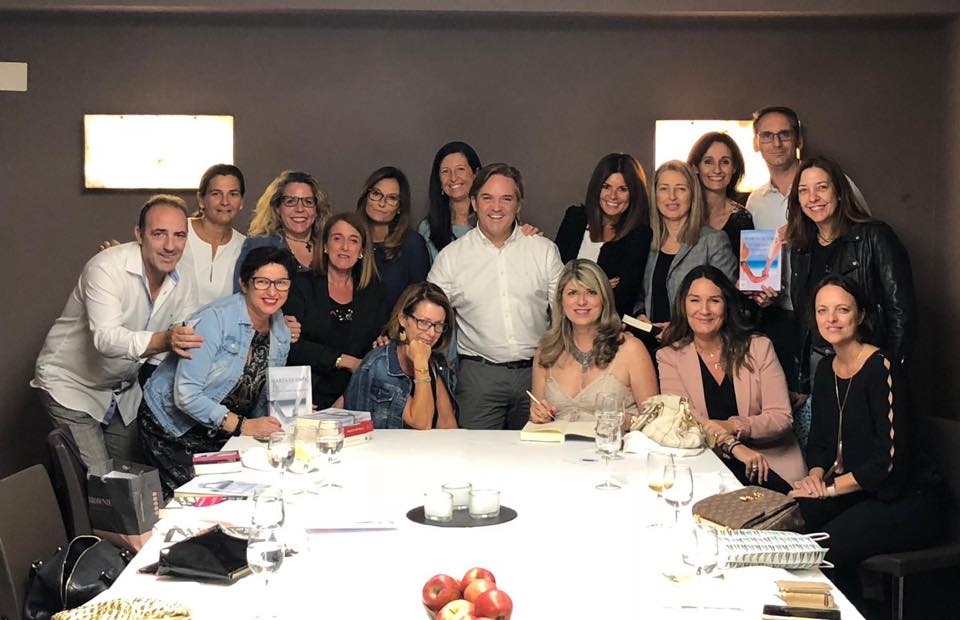 Club de Lectura Plumas y Cubiertos, con Yo, que tanto te quiero como novela elegida
